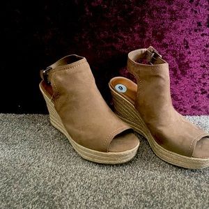 Universal thread wedge heels tan size 9